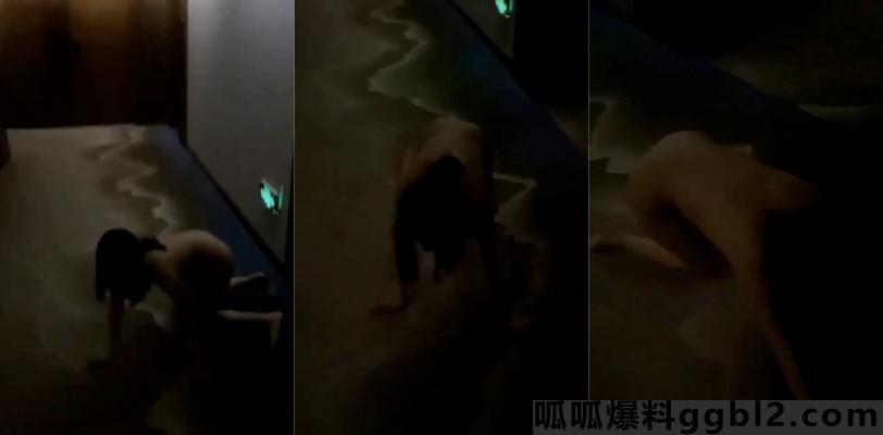 淫妻一丝不挂趴在宾馆走廊求操 绿帽老公炸裂跪求炮友不带套内射骚妻 玩的太变态了！ thumbnail