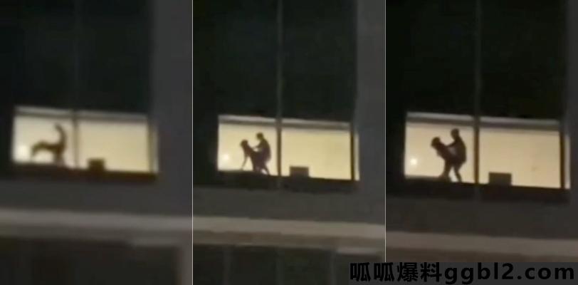 全裸男女酒店不关窗帘啪啪啪 众人街头拍片欢呼 是不是故意不关窗帘寻刺激? thumbnail