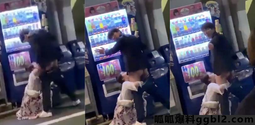 还是你们会玩!小日子女友在大街上就跪地为男友口交 裤子一脱就开始吮吸! thumbnail